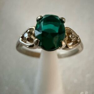 925 sterling Silver and oval Green lab-emerald Gemstone